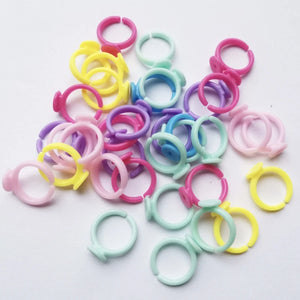 100pcs Mixed Plastic Adjustable Rings for Kids with Blank Tray