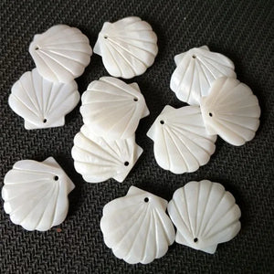 10PCS Mother of Pearl Carved Shell Pendants 22x20mm
