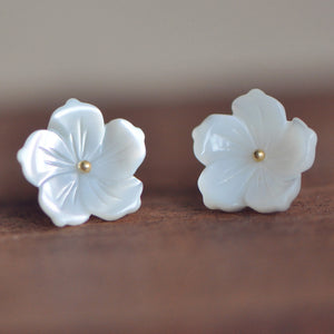 10pcs Mother of Pearl Flowers 14mm Shell Carved 3D (V1223)