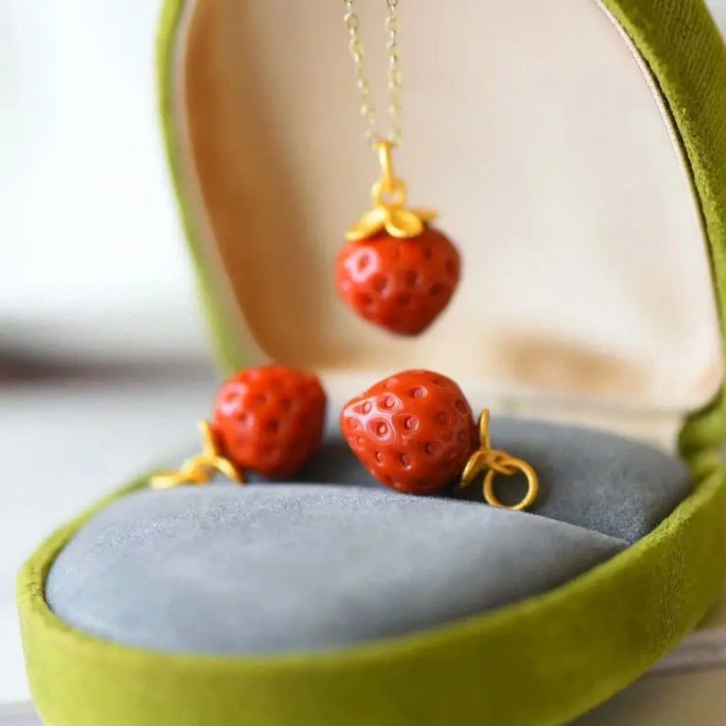18K Yellow Strawberry Pendant Clavicle Chain for Women