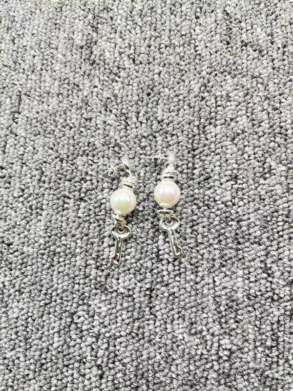 UNOde50 Silver Pearl & Key Earrings
