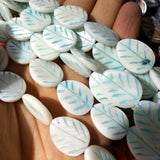 20pcs Leaf Shape Carved Shell Beads 15x20mm Mother of Pearl Women Bracelets