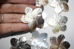 2PCS Natural Shell Carved Flower Pendant DIY Jewelry Making