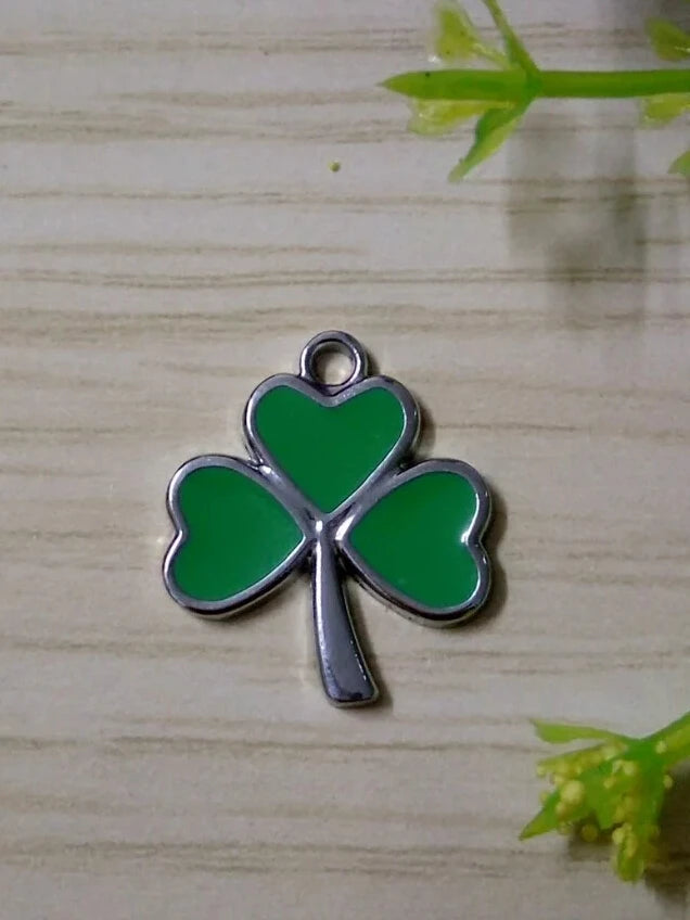 50pcs Vintage ALLOYGREEN 3-LEAF CLOVER SHAMROCK Charm Necklace Bracelet Pendants