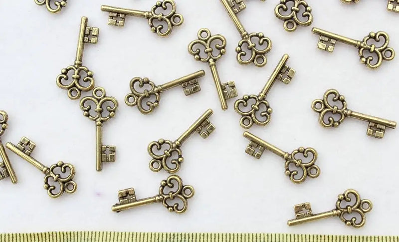 700pcs Skeleton Keys Antique Bronze Pendants Charms Wedding Embellishment