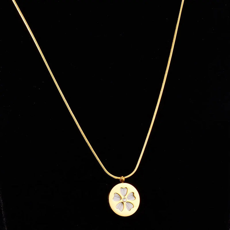 18K Flower Pendant Necklace Shell Clavicle Chain for Jewelry Gift