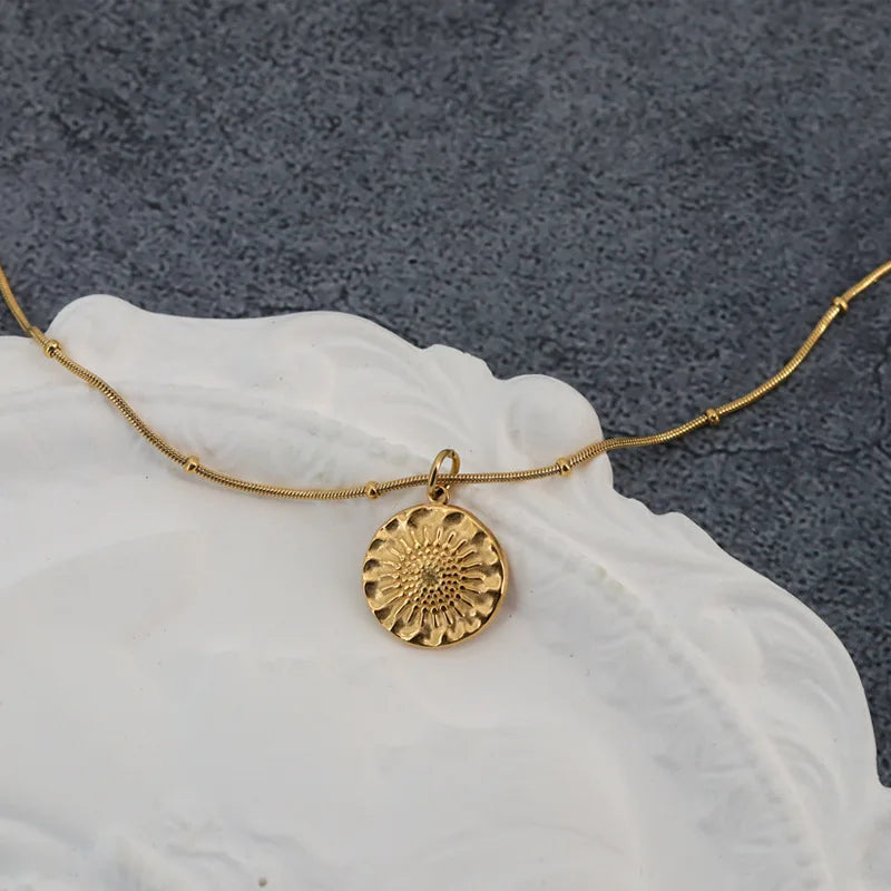 Vintage Embossed Chrysanthemum Plate Necklace Pendant Snake Bone Chain Jewelry