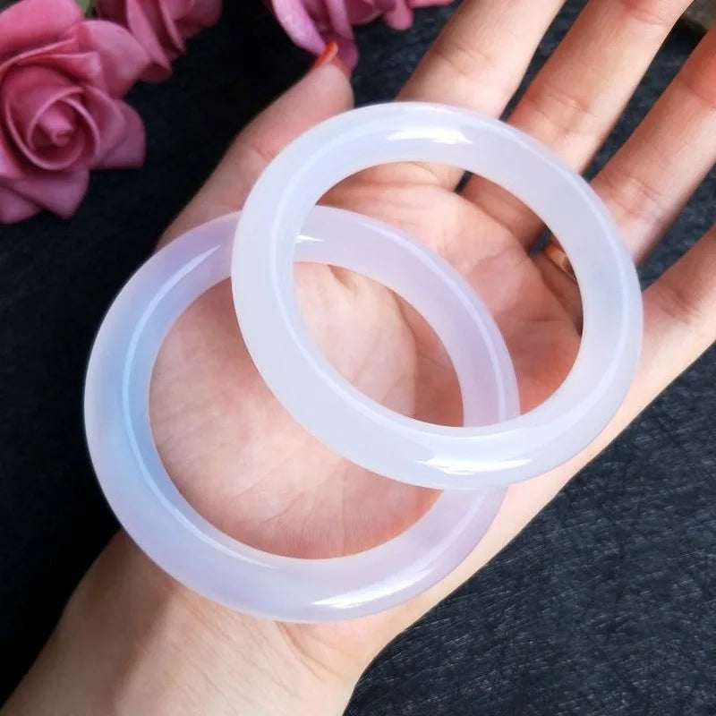 Bracelet en calc?doine chinoise blanche naturelle sculpt?e