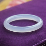 Bracelet en calc?doine chinoise blanche naturelle sculpt?e