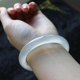 Bracelet en calc?doine chinoise blanche naturelle sculpt?e