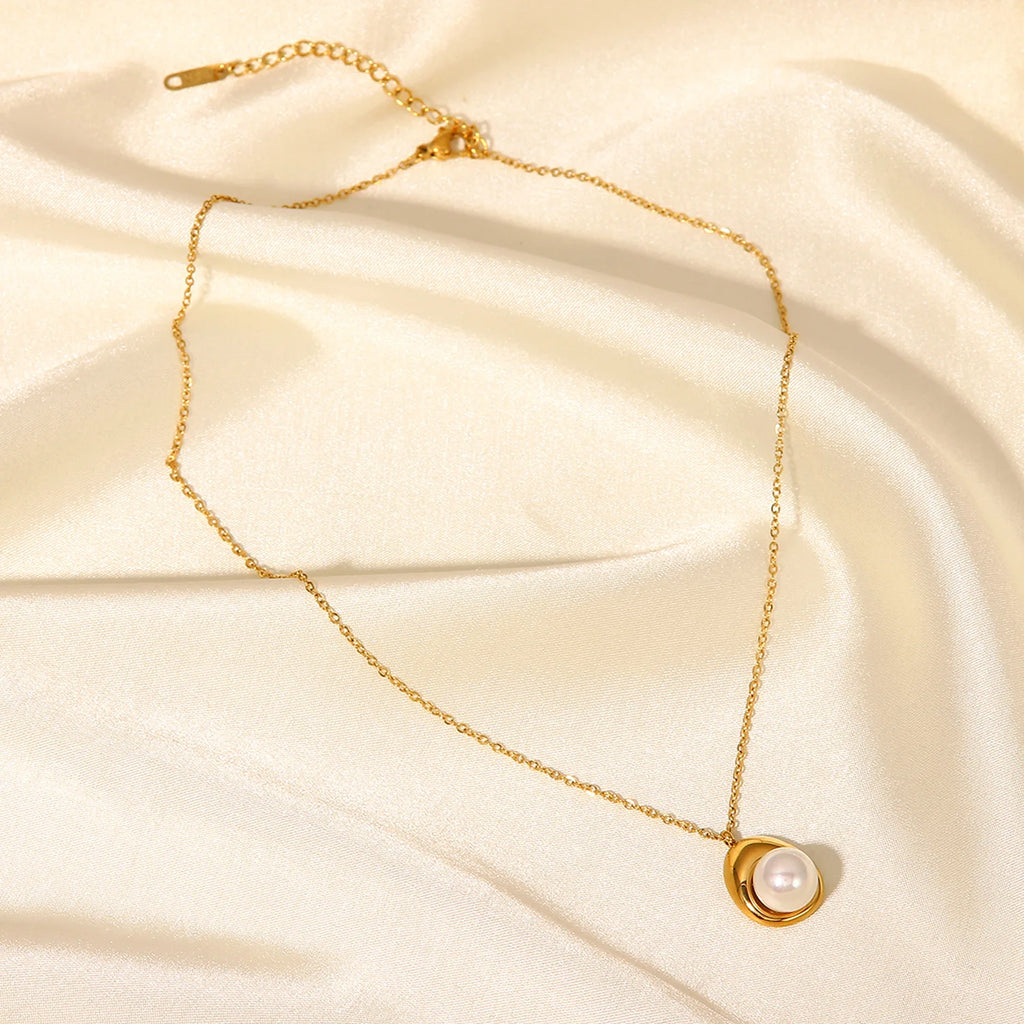 French Vintage Women's Pearl Pendant Necklace