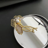 Elegant Titanium Steel Flowers Pearl Women's Brooch