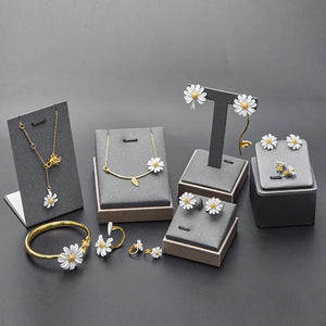 Daisy Flower Earrings Bee Pendant Set