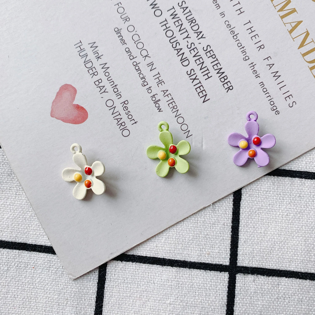 40pcs Colorful Core Rubber Enamel Flower Charms