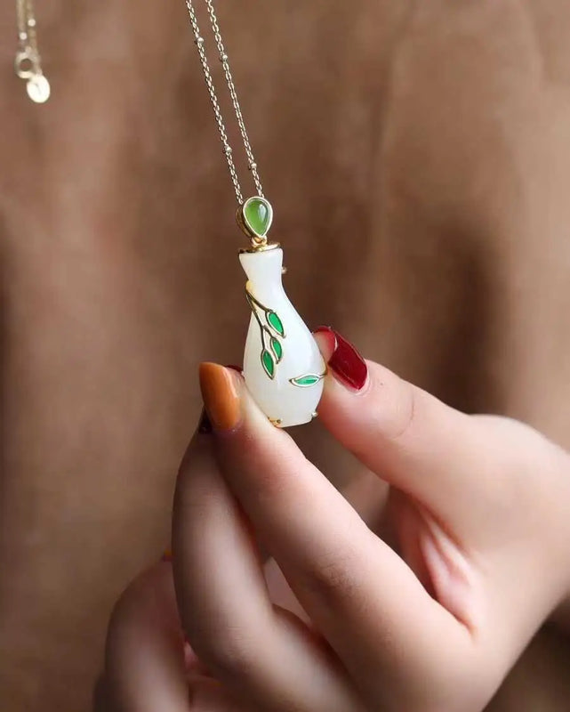 Guanyin Hand Bottle Hotian Jade Pendant Necklace Good Pregnancy Clavicle Chain