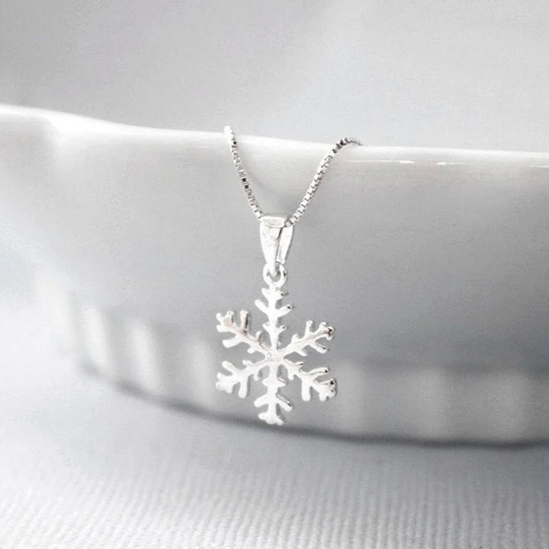 Romantic Snowflake Pendant Necklace for Women Silver Metal Style