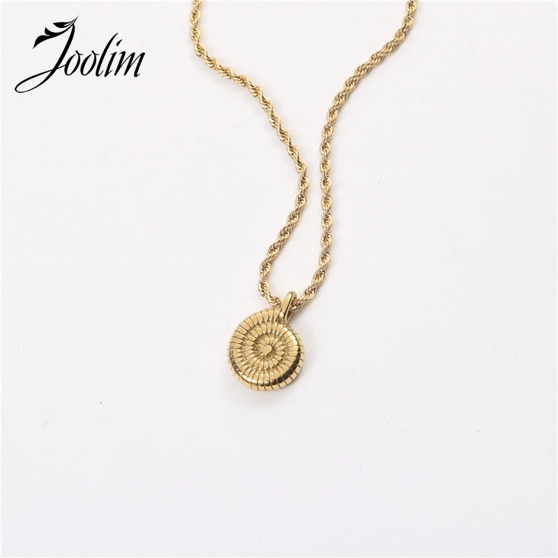 Luxurious Snail Pendant Choker Necklace
