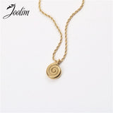 Luxurious Snail Pendant Choker Necklace