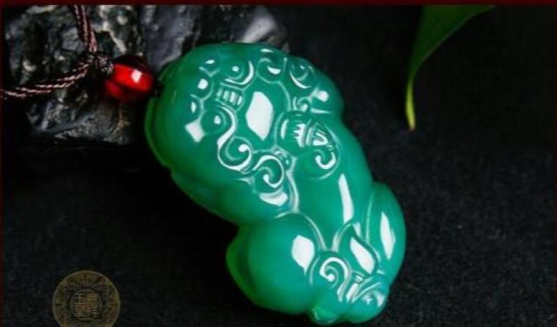 Green Chalcedony Carved Pixiu Pendant Necklace for Wealth