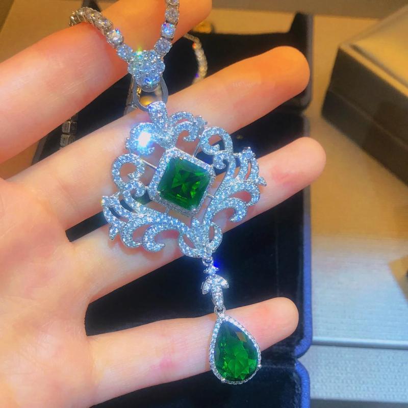 Vintage Emerald Stone Pendant Necklace for Women