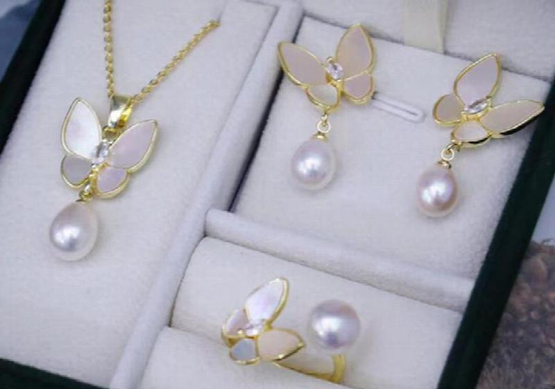 Fritillaria Inlaid Bow Freshwater Pearl Set 8-9mm