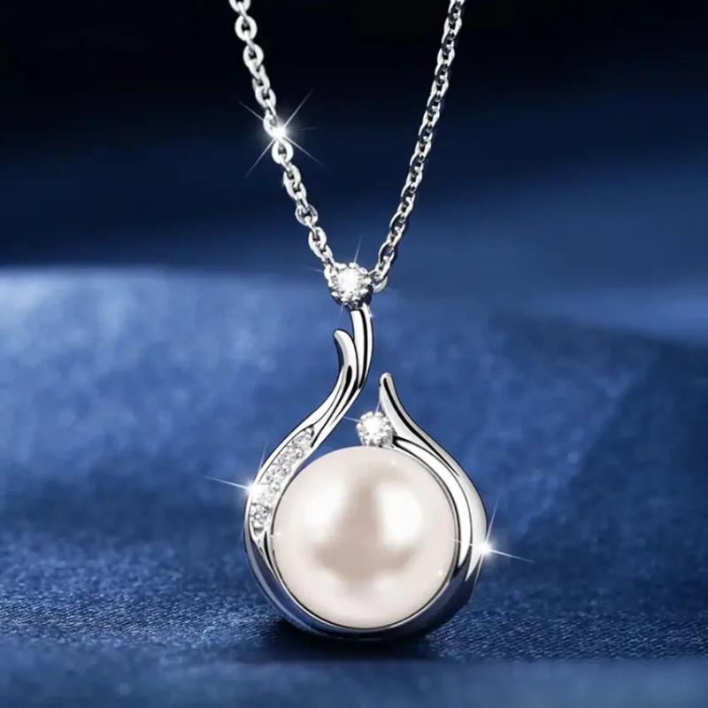Lady Lovely Pendant Necklace in Sterling Silver