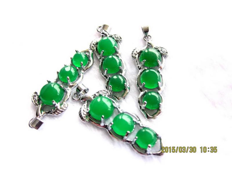 2PCS Natural Green Jade Pendants