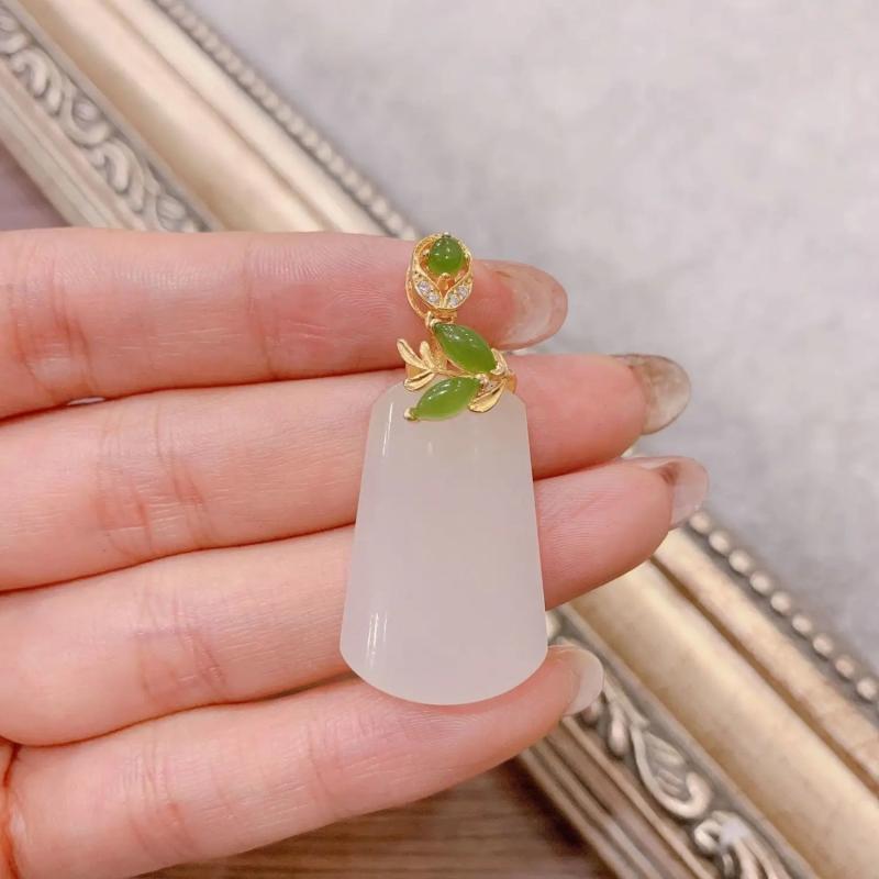 Chinese Retro Charm Women's Hetian Chalcedony Pendant Necklace