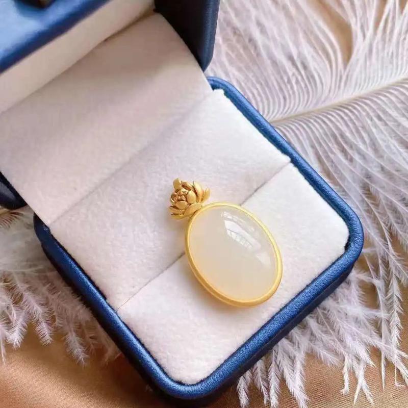 Chinese Hetian Chalcedony Court Charm Pendant Necklace