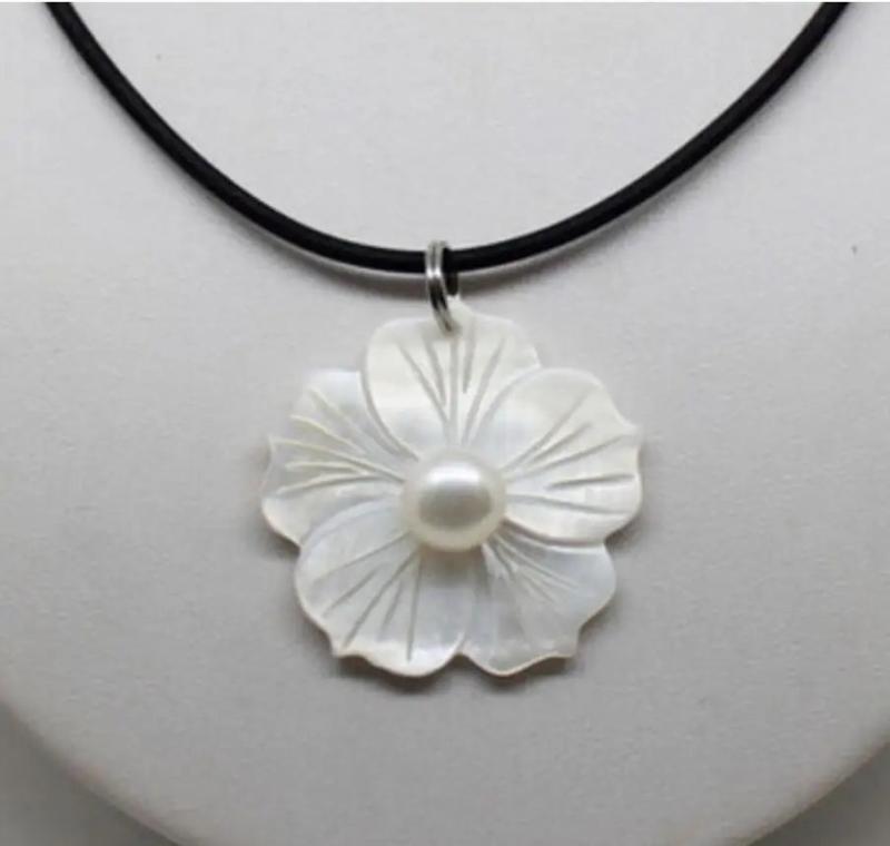 Natural Freshwater Mother Of Pearl Shell Flower Pendant Necklace