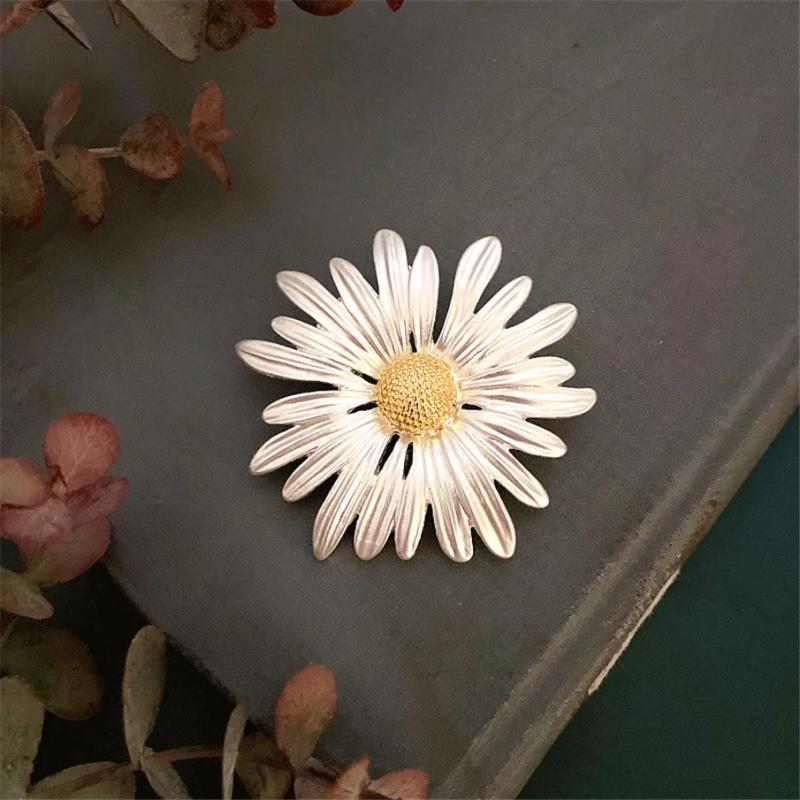 Vintage Chrysanthemum Flower Alloy Daisy Brooch Coat Accessories