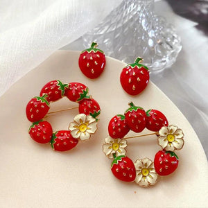 Timlee Cute Retro Flower Strawberry Brooch