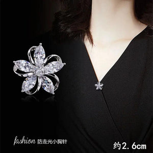 Anti Slip Zircon Hollow Out Flower Breast Flower