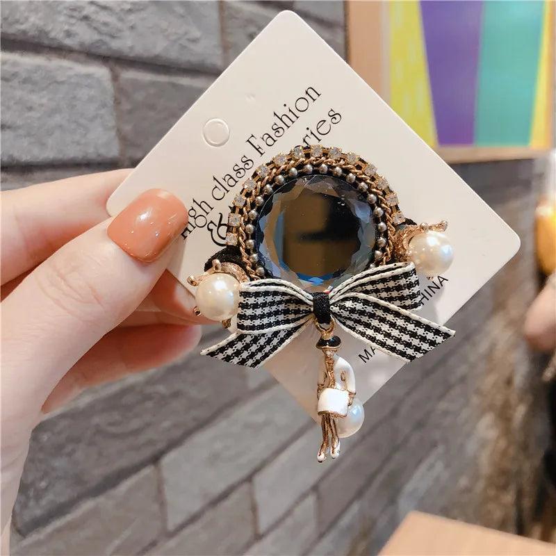 Retro Character Bow Pearl Pin Brooch