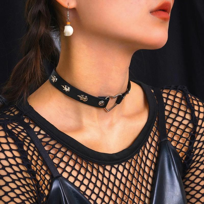 Europe & US Sweet Loving Heart Necklace Halloween Collarbone Sexy Chain