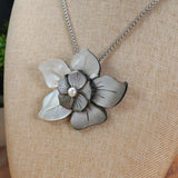 Mother of Pearl Shell Flower Shape Pendant Necklace Charm Jewelry Gift