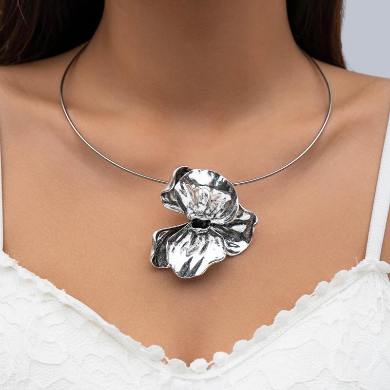 Vintage Silver Petal Pendant Collar Necklace for Women Choker Neck