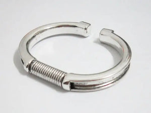 Spring cuff bracelet with groove