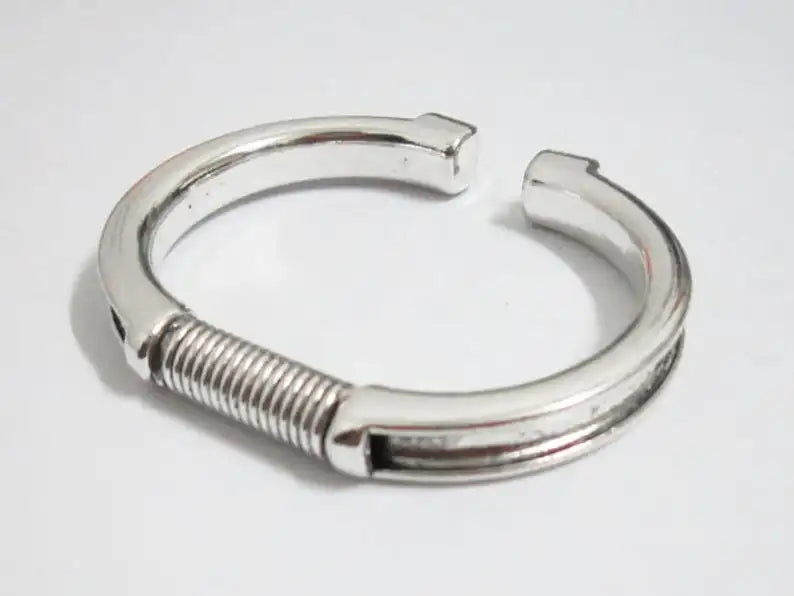 Spring cuff bracelet with groove
