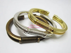 Spring cuff bracelet with groove