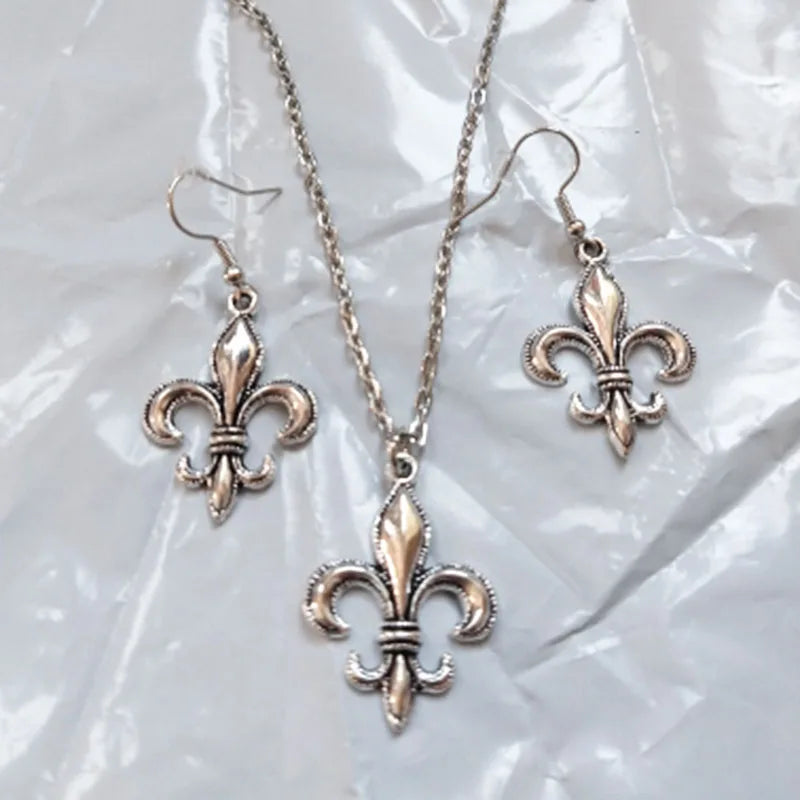 Lis Lily Flower Necklace Vintage Gothic