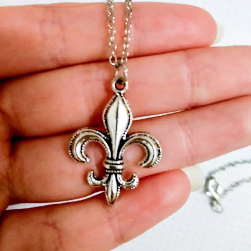 Lis Lily Flower Necklace Vintage Gothic