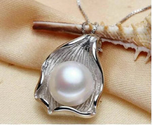 Charming 10-11mm South Sea Pearl Leaves Pendant Necklace