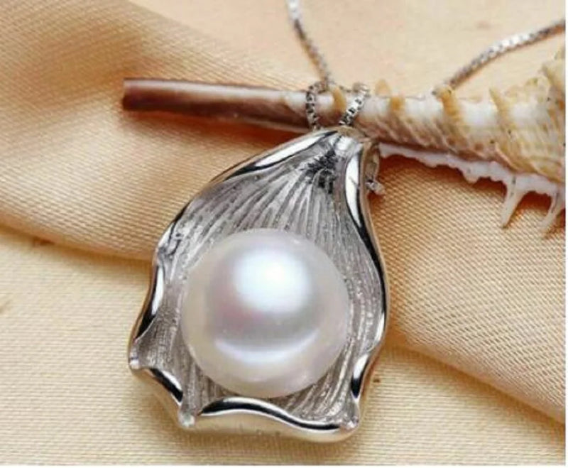Charming 10-11mm South Sea Pearl Leaves Pendant Necklace