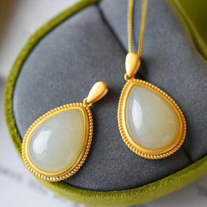 Natural Hetian chalcedony drop-shaped pendant necklace