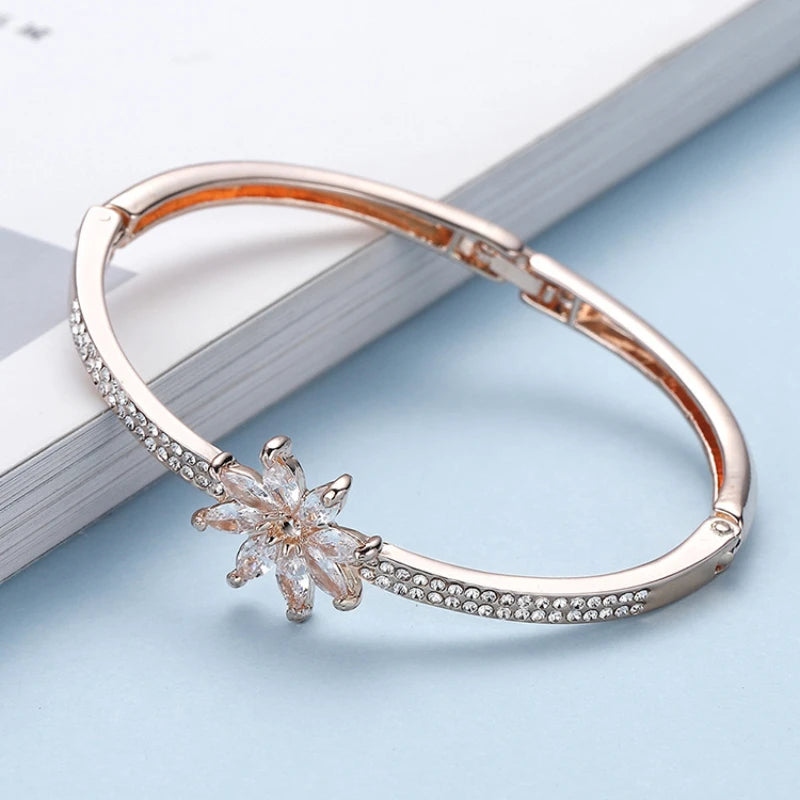 Vintage Flower Bracelet with Zirconia Hand Jewelry
