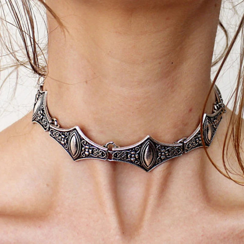 Exaggerated Metal Carved Short Necklace Retro Style