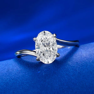 Elegant 925 Silver Oval Ring with Diamond Cut