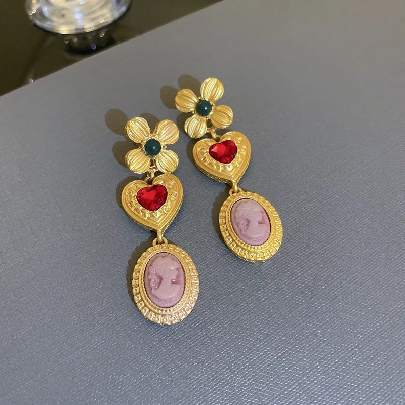 Temperament Flower Portrait Heart Necklace Palace Style
