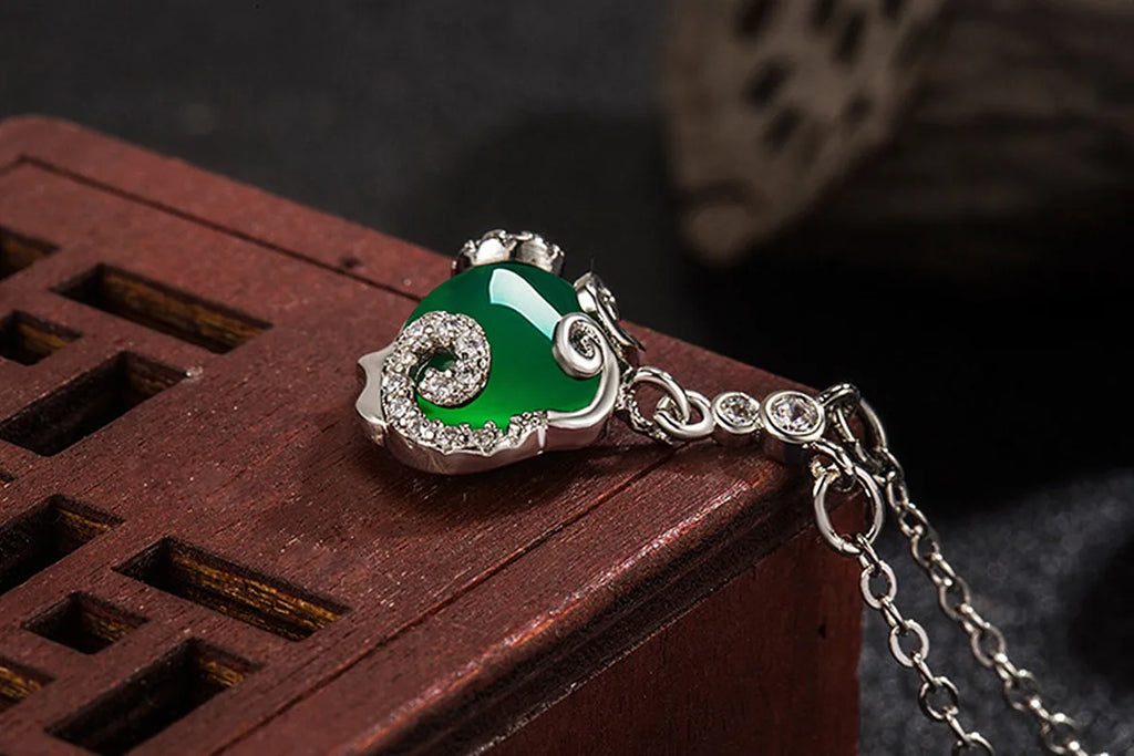 Vintage Green Jade Emerald Gemstones Pendant Necklace 18k Silver Jewelry